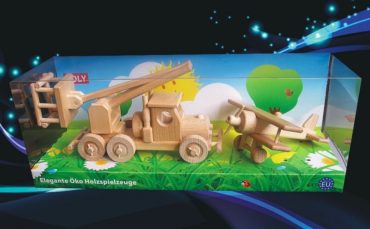Drevené hračky, autoplošina a dvojplošník lietadlo