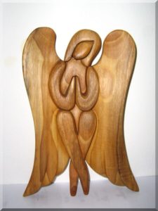 Soška, ​​sediaci anjel z dreva. 24 cm | drevený anjel strážny
