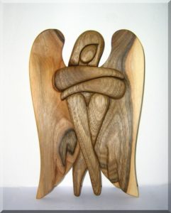 Soška anjel materiál ORECH. 24 cm | drevený anjel strážny