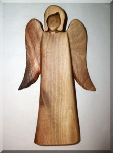 Soška Anjela, materiál slivka, 17 cm | drevený anjel strážny