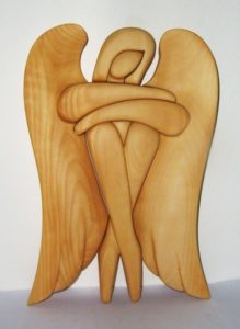 Soška, ​​sediaci anjel, svetlé drevo. 24 cm | drevený anjel strážny