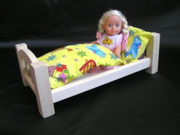 Drevená postieľka pre bábiky s perinka | drevená hračka