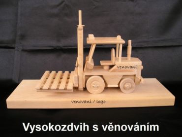 Vysokozdvižný vozík s paletou a podstavcom drevené darčeky pre skladníkov