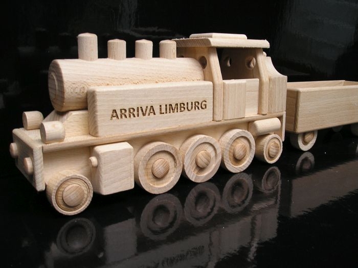 s dlhým vagónom s možnosťou prikúpenia ďalšieho vagónu. Jedná sa o celkom novým model drevené hračky pre deti.