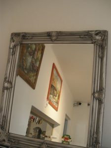 Strieborné zrkadla s ornamentom na stenu