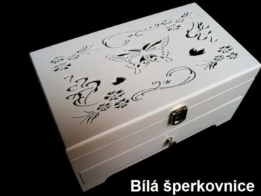 Biela drevená šperkovnica so zásuvkami a dekorácií motýľ