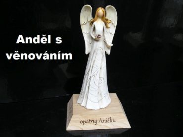 Soška modliaceho sa bieleho anjela na podstavci | anjel darček