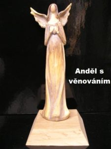 Soška anjela na drevenom podstavci s možnosťou venovanie