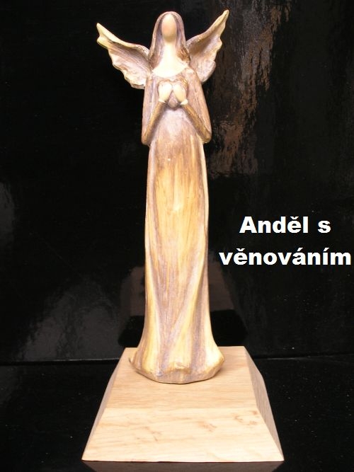 Soška anjela na drevenom podstavci s možnosťou venovanie