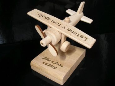 Lietadlo drevený darček k narodeninám pre pilotov