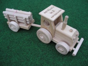 Poľnohospodársky traktor s vlečkou, detská hračka, drevené darčeky