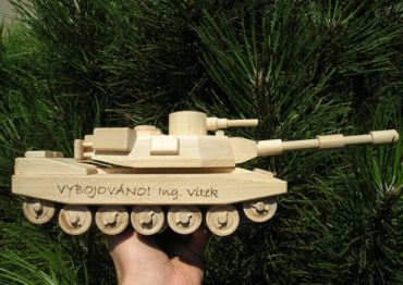Hračky pre chlapcov vojenský tank | drevené darčeky a hračky