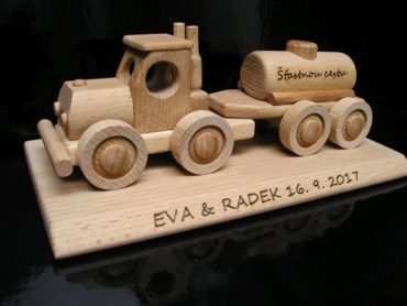 Darček po vodiča nákladného auta, drevené auto