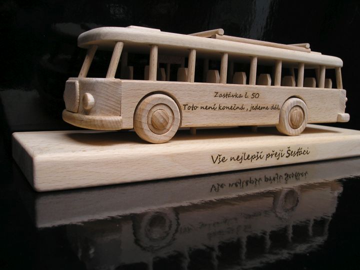 Drevené darčeky pre vodičov autobusov a zamestnancov dopravných firiem.
