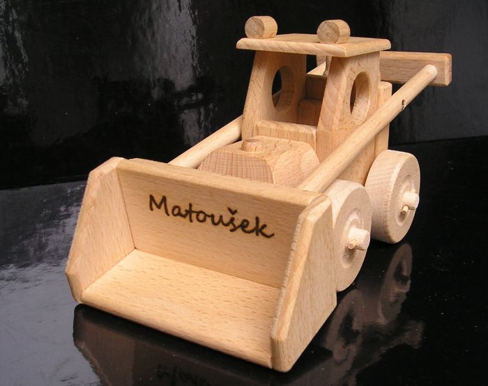 hračka drevený nákladné auto má sklopný kontajner a nakladač Bobík má funkčné pohyblivú lyžicu. Vyrobené z odolného a tvrdého bukového dreva. Povrch je len prírodne voskovaný a vyleštený – žiadne chémie. Použitá spojovacie lepidlá garantujú vysokú pevnosť spojovaných dielov. Pohyblivé časti hračky sú sympatické deťom. Ekologická hračka / model so všetkými certifikátmi bezpečnosti. Hračka prečká veky a bude navždy spomienkou deťom aj rodičom na najlepšiu časť života  Profesionálne prevedenie darčekového boxu s veľkosťou 40x14x15 cm umocňuje nádherný zážitok z precízne vyrobených drevených modelov / hračiek. Vnútorná grafická vložka krabica je konštruovaná rovnako ako krásne farebné pódium, ktoré výborne poslúžia pre ďalšie detské hry chalanom aj dievčatkám.