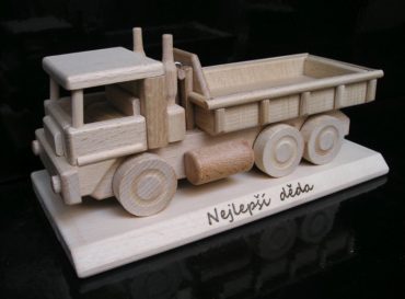 Nákladné auto TATRA na podstave | drevené darčeky pre vodiča šoféra