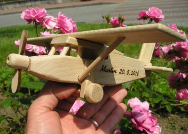 Drevené lietadlo typ Pilatus | drevené hračky | darčeky pre pilotov
