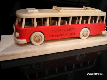 drevený darček, hračka autobus