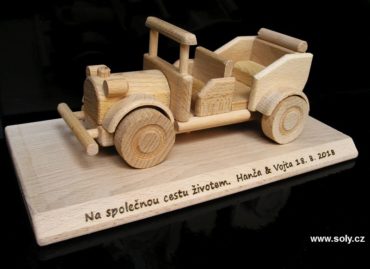 Autíčko autoveterán, veterán osobné vozidlo | drevená hračka | darček pre vodičov
