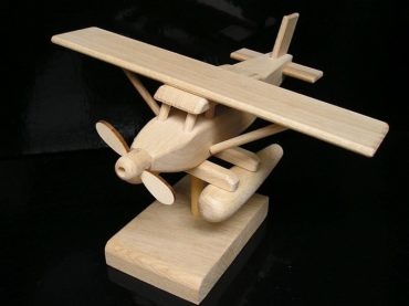 Lietadlo drevený darček k narodeninám pre pilotov