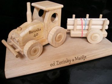Poľnohospodársky traktor s vlečkou, detská hračka, drevené darčeky