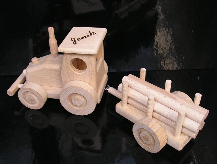 Český výrobok drevený traktor pre deti. Rozmery: 280 x 80 x 90 mm. roztomilá hračka vyrobená u nás. Krásny darček možné doplniť osobným venovaním. Traktor možno do vlečky odpojiť, polená zložiť. Traktor je pojazdný.