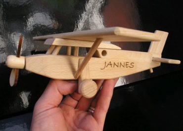 Drevené lietadlo typ Pilatus | drevené hračky | darčeky pre pilotov
