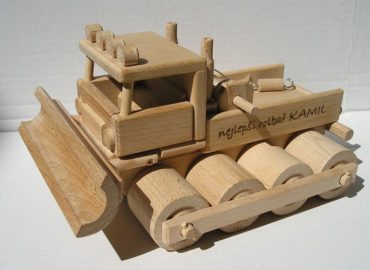 Snehová snežná rolba. Drevená hračka pre oteckov či chlapcov