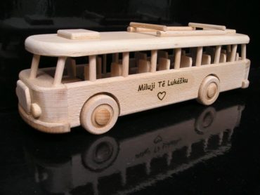 Drevené darčeky, autobus pre vodičov autobusov a zamestnancov dopravných firiem.