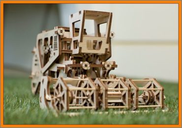 Kombajn je drevená 3d stavebnica puzzle model, ktorý ponúka rozmanité obmeny (varianty) mechaniky. Pri jazde kombajnu sa roztočí navijak (kotúč), ako v skutočnom prototypu. Model má vstavanú tajnú schránku, umiestnenou v ľavej časti kabíny. Mechanický kombajn začína jednoduchým pohybom alebo rýchlym točením (rotáciou) veľkého zadného kolesa. Na druhej strane kabíny je páka, ktorú možno uzamknúť alebo spustiť kombajn. Kombain funguje na (princípe) "gumičkového motora". Parádny darček pre staršie chlapcov