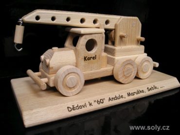 Auto-žeriav na postave, darček pre žeriavnikov