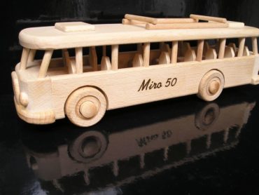 Autobus-dreveny darček pre šoféra, vodiča