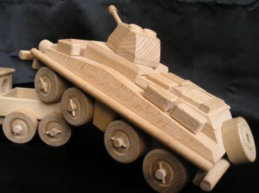 Vojenský transportér, tank. Drevená hračka, darčeky pre vojakov