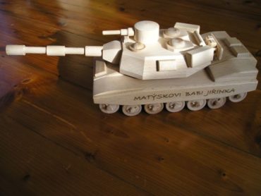 Hračky pre chlapcov vojenský tank | drevené darčeky a hračky