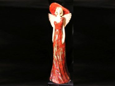 Červený anjel a klobúkom, soška dekorácie
