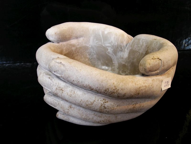 Dekoračná miska ženské ruky, kamenina na záhradu, do bytu
