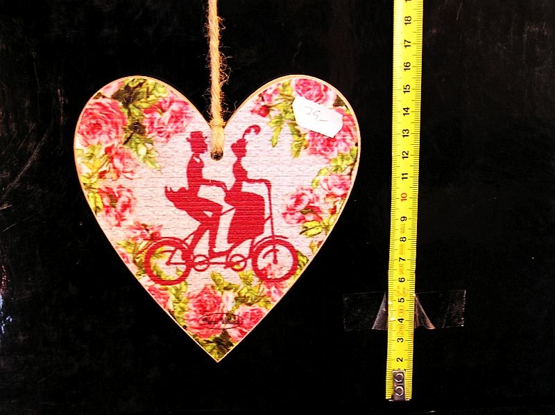 Drevené dekoračné srdce červené cyklista