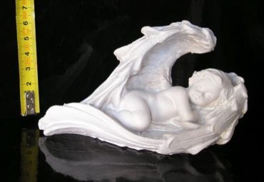 Spiaci anjel v krídlach, soška dekorácie