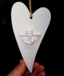 Drevené biele srdce s anjelom, závesná dekorácia