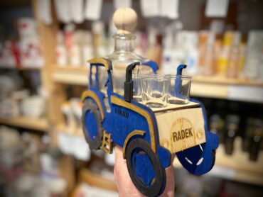 Modrý traktor s flašou darček