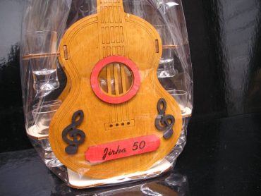 Darček pre gitaristu, darčeková gitara darček, darčekový kôš