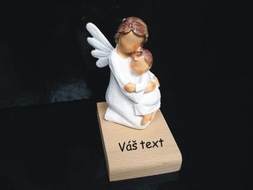 Biely anjel s dieťaťom. Darček pre mamičku, babičku atď.