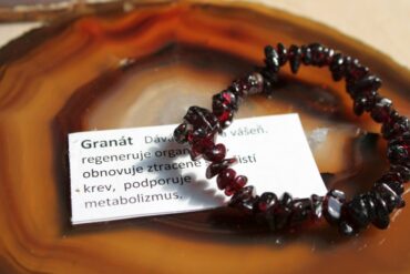 Náramok granát minerál kryštáľ
