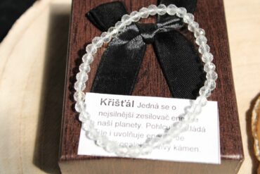 krištálový náramok minerálov a kameňov