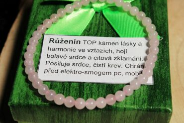 Ruženinový náramok z drahých kamenov